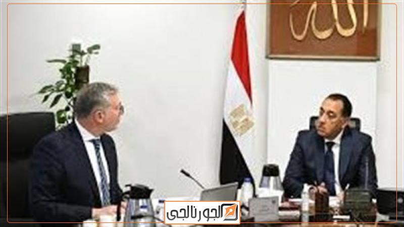 رئيس الوزراء مع وزير البترول