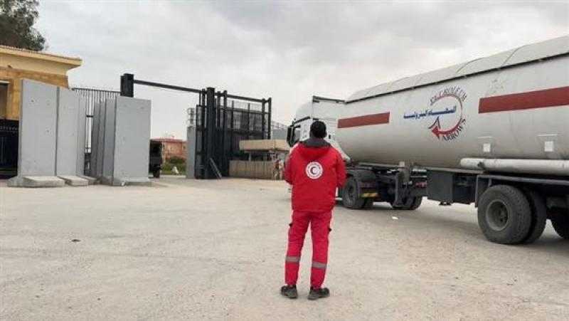 الهلال الأحمر يدفع بـ 85 ألف سلة غذائية ومستلزمات شتوية للأشقاء الفلسطينيين