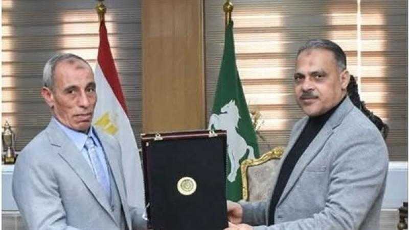 محافظ الشرقية يُكرم وكيل وزارة المالية لبلوغه السن القانونى للمعاش