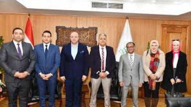 محافظ الفيوم يناقش محاور استراتيجية التأهيل والتدريب والمسارات الوظيفية لقيادات الإدارة المحلية بالمحافظة