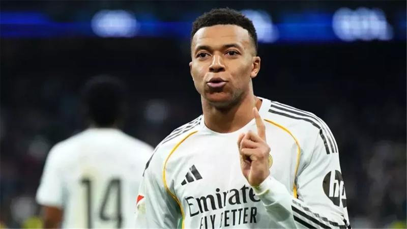 مبابي يلجأ لطبيب عالمي لعلاج ركبته.. و«ماركا» تكشف كواليس فقدان الثقة