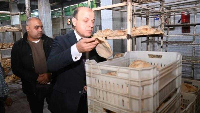 محافظ الغربية يتفقد مجمع مخابز وحدة الصيانة والتدريب ويتابع مراحل إنتاج الخبز