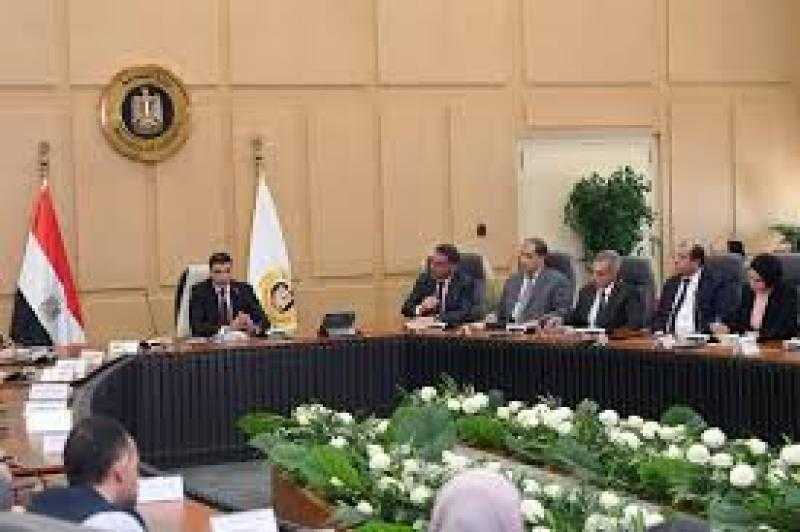 وزير الصناعة يعقد اجتماعاً موسعاً مع قيادات الوزارة وممثلي شركة دي كود للاستشارات