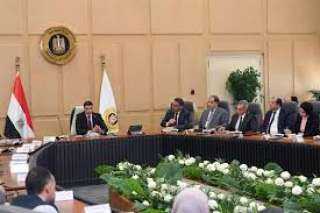 وزير الصناعة يعقد اجتماعاً موسعاً مع قيادات الوزارة وممثلي شركة دي كود للاستشارات