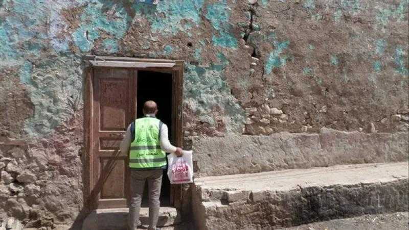 لحوم رمضان تصل لمستحقيها.. توزيع 1400 كيلو على 700 أسرة من الأولى بالرعاية بقرى إدفو بأسوان