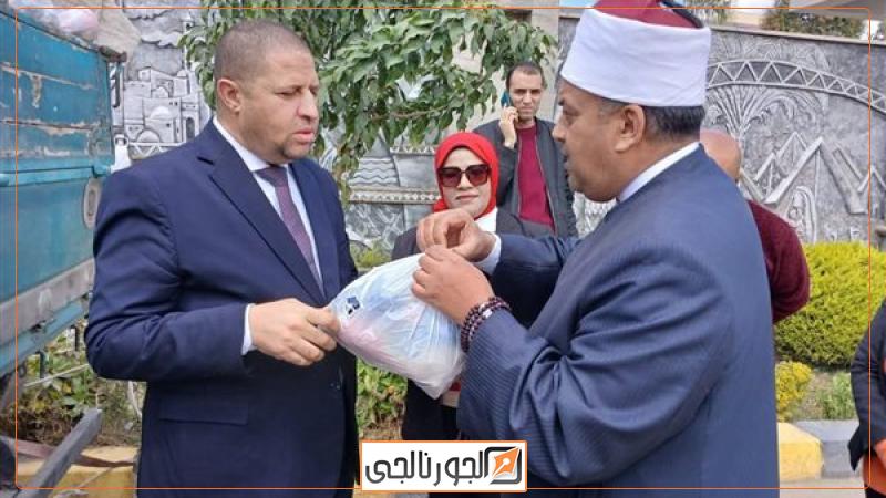 أثناء تسليم شنط المواد الغذائية