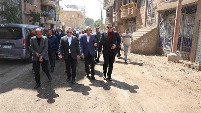 محافظ المنيا يتفقد الحالة العامة بقرية الروضة بملوي ويعاين موقع مدرسة الجديدة