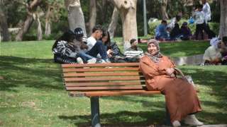 العائلات والأطفال يتصدرون المشهد في حديقة الأزهر للاحتفال بعيد الفطر العائلات والأطفال يتصدرون المشهد في حديقة الأزهر للاحتفال بعيد الفطر