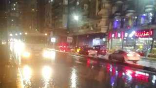 نشر سيارات الإغاثة وشفط المياه على الطرق لمواجهة هطول الأمطار بالجيزة