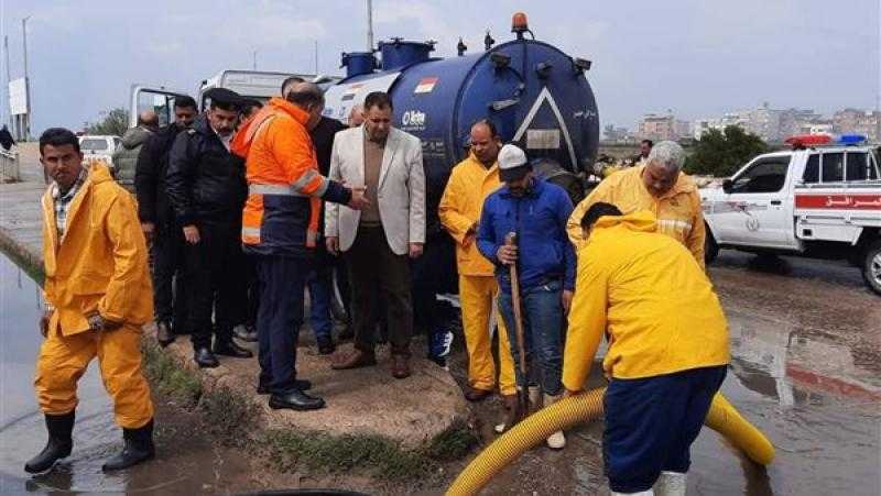 مياه دمياط: المحافظ ورئيس شركة مياه الشرب يتابعان كسح مياه الأمطار