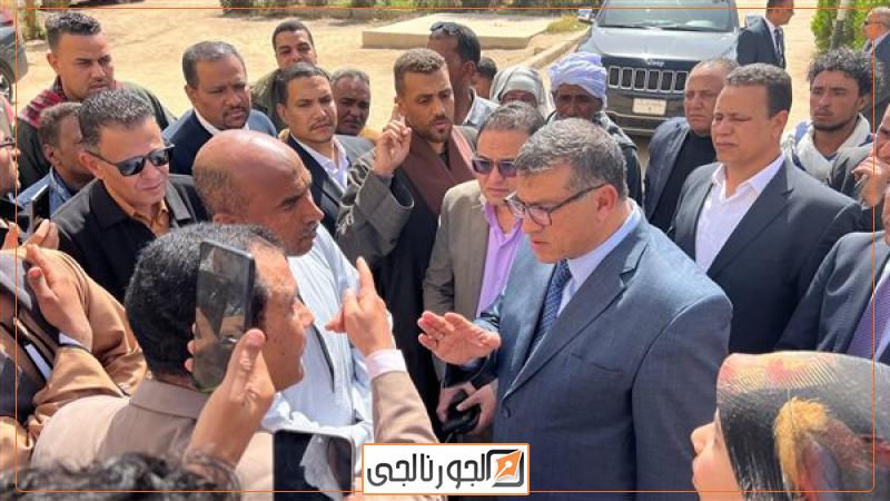 محافظ قنا يوجه بوضع لوحات إعلانية