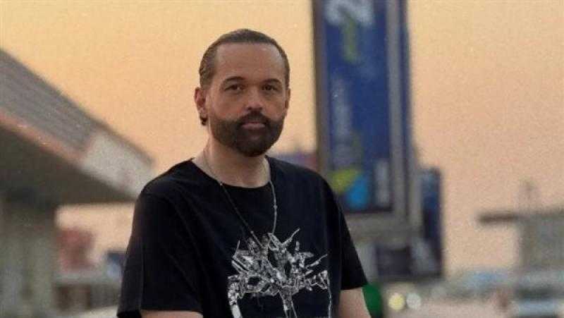 بعد ظهوره بعكاز.. تفاصيل الحالة الصحية للفنان محمد محمود عبد العزيز