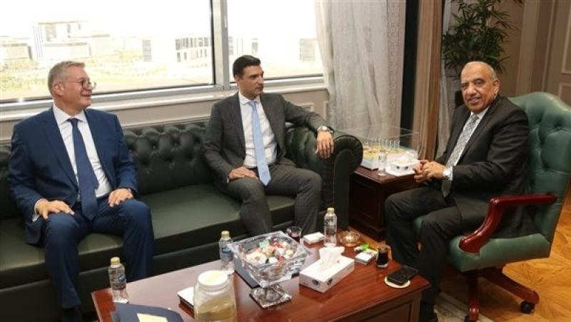 وزراء «الكهرباء والبترول والصناعة» يبحثون ملفات العمل المشتركة وتأمين الطاقة بالمصانع