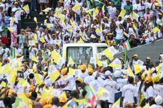 البابا يختتم جولته الأفريقية بقداس في ملعب كرة.. والجميع يترقب تصريحاته عن ترامب خلال توجهه إلي روما