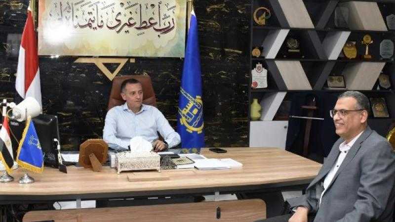 محافظ أسوان يبحث تطوير ورفع كفاءة شبكة الطرق