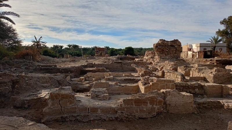الكشف عن عناصر معمارية جديدة من معبد القصر القديم بالواحات البحرية