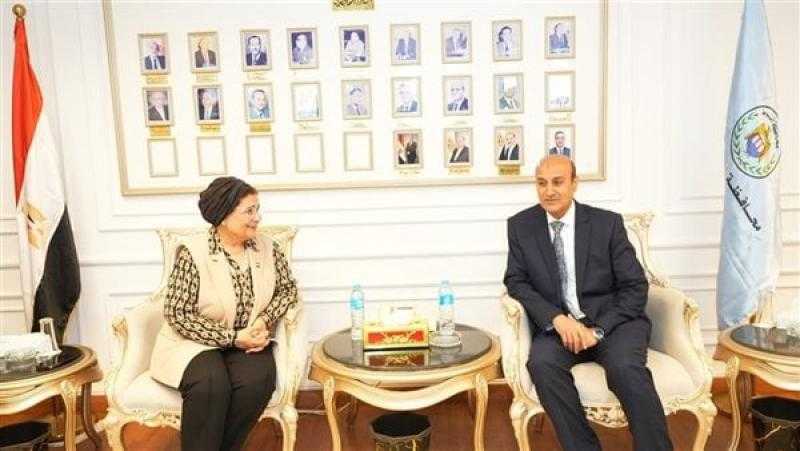 محافظ أسيوط ونائب وزير الصحة يبحثان تفعيل جهود تنمية الأسرة