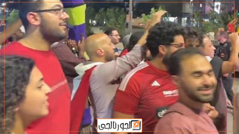 مشجعون ينتظرون محمد صلاح