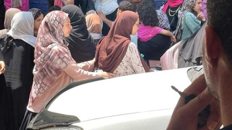 إغماءات وانهيار بين طالبات الثانوية العامة بالمنوفية بسبب صعوبة امتحان الكيمياء