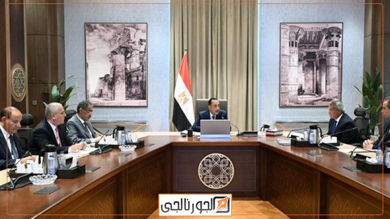 رئيس الوزراء يعقد اجتماعا
