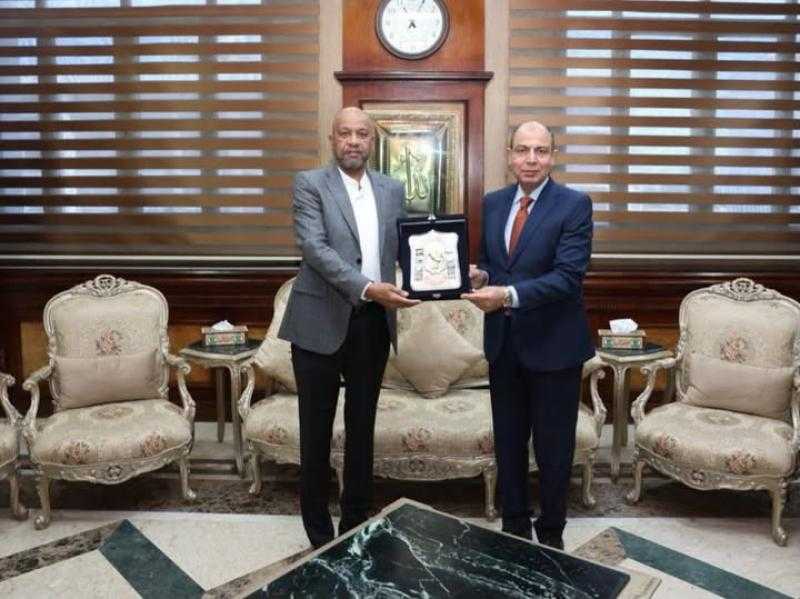 محافظ المنيا يمنح رئيس «أحمس» درع المحافظة تقديرًا لدور الشركة في دعم الفعاليات القومية وتطوير المظهر الحضاري