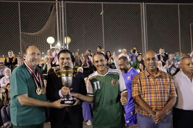 رئيس إتحاد الميني فوتبول أحمد سمير يتوج أكاديمية حبيب الكل بكأس بطولة النخبة للأعمار السنية من 40 إلى 65 سنة
