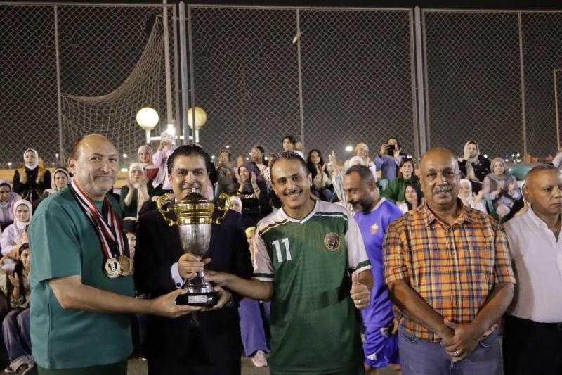 رئيس إتحاد الميني فوتبول أحمد سمير يتوج أكاديمية حبيب الكل بكأس بطولة النخبة للأعمار السنية من 40 إلى 65 سنة