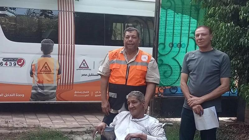 التضامن الاجتماعي تستجيب لمواطن سبعيني بلا مأوى وتنقله إلى دار للرعاية