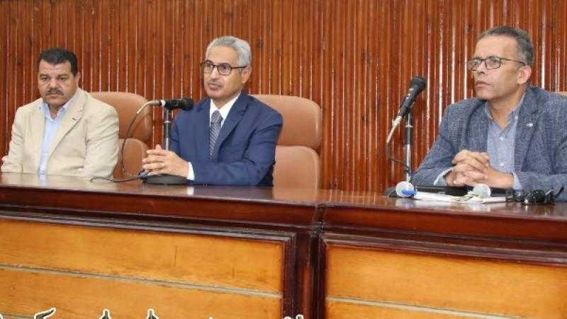 محافظ بني سويف يُتابع اختبارات إعداد قيادات الصفين الثاني والثالث